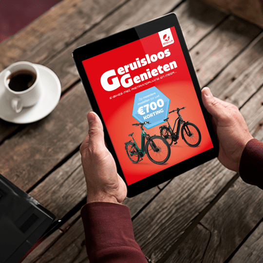 iPad-in-Hand-Mockup-Free-PSD-Geruisloog genieten-web