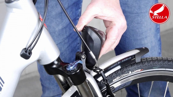 Batterijen vervangen voorlicht elektrische fiets